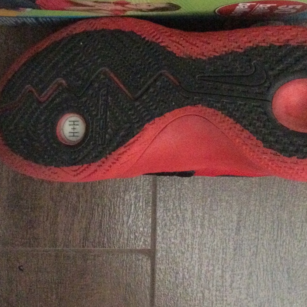 Basketball Shoes - Picture 5 of 7